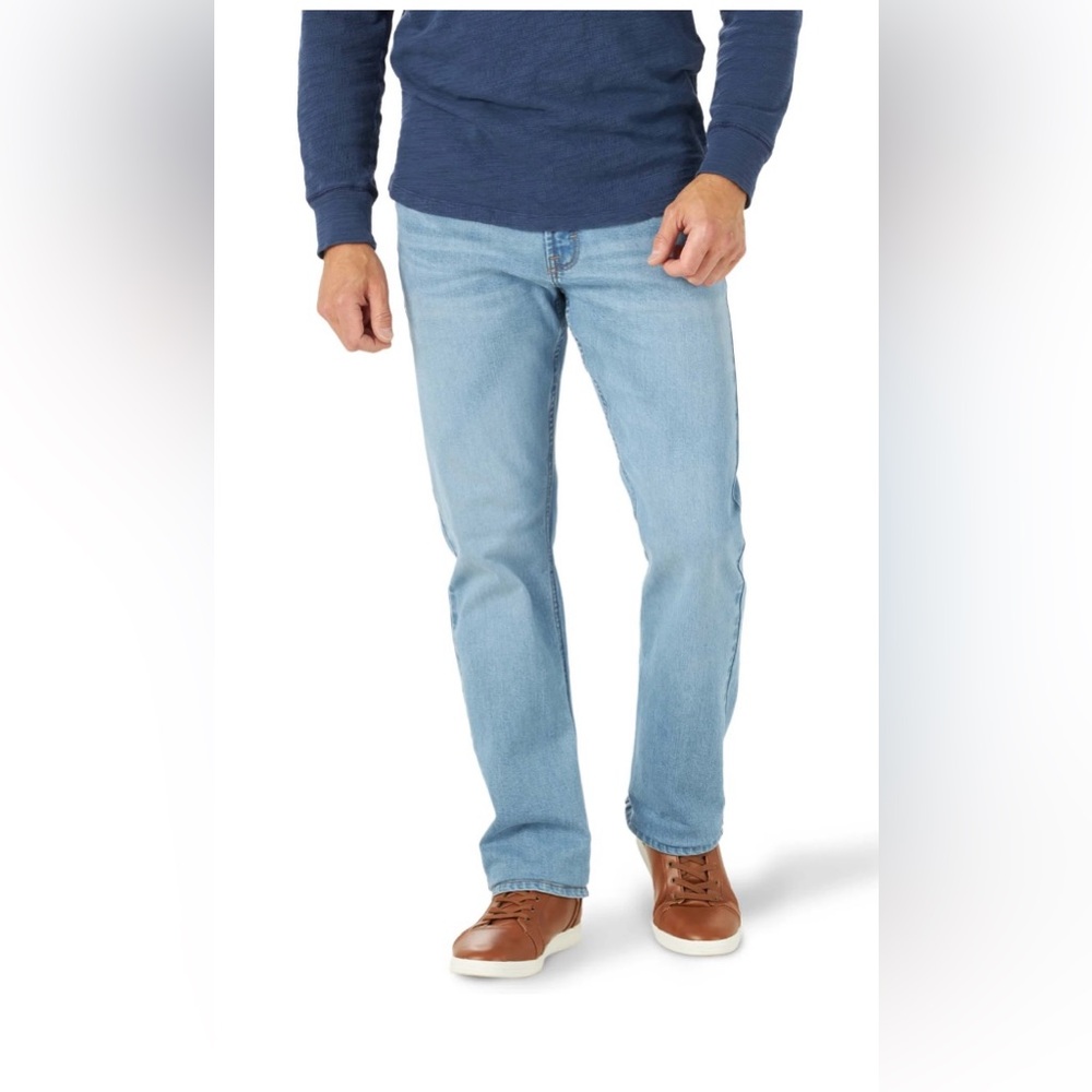 NWT Wrangler Men's and Big Men's Relaxed Bootcut Jean size 42 x 30